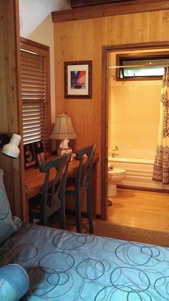 The Guest Cottages @ Volcano Acres Tree House